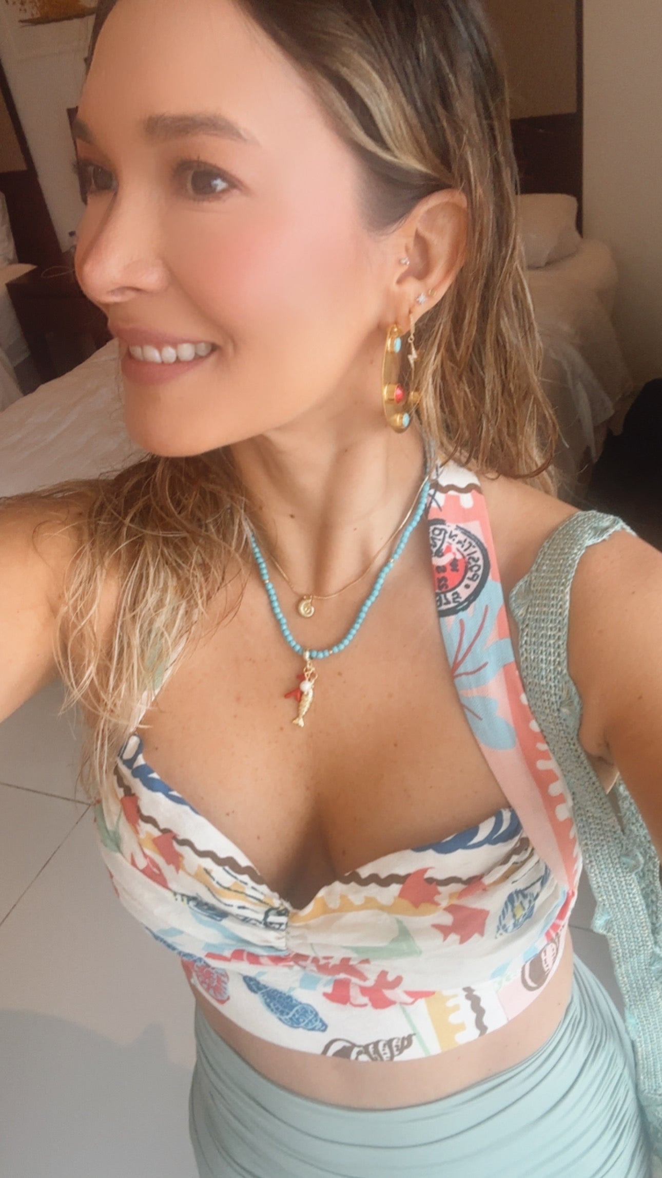 Collar menta con pez y coral.