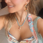 Collar menta con pez y coral.