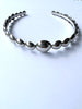 choker rigido medio circulo en plateado.