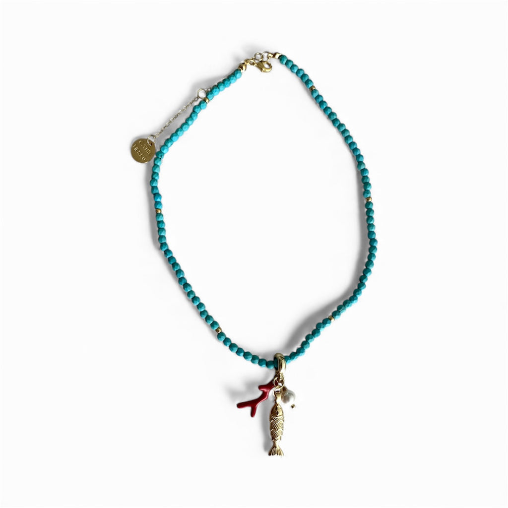 Collar menta con pez y coral.